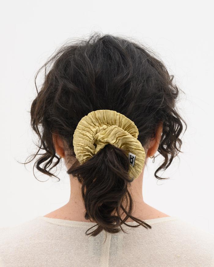 Plissé Silk Scrunchie - Pistachio