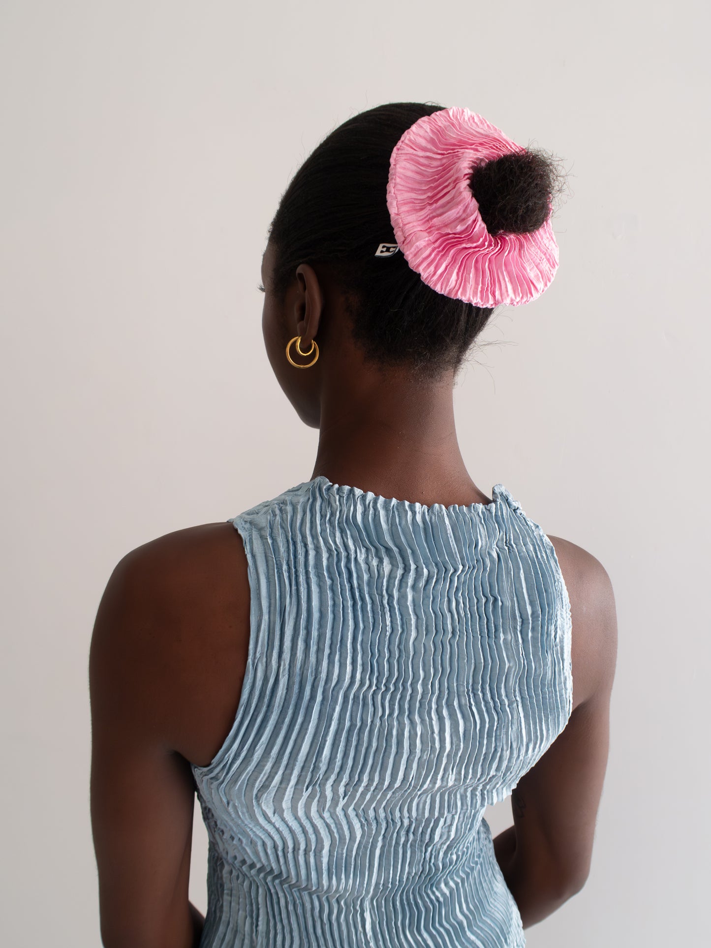 Plissé Silk Scrunchie - Bright Pink