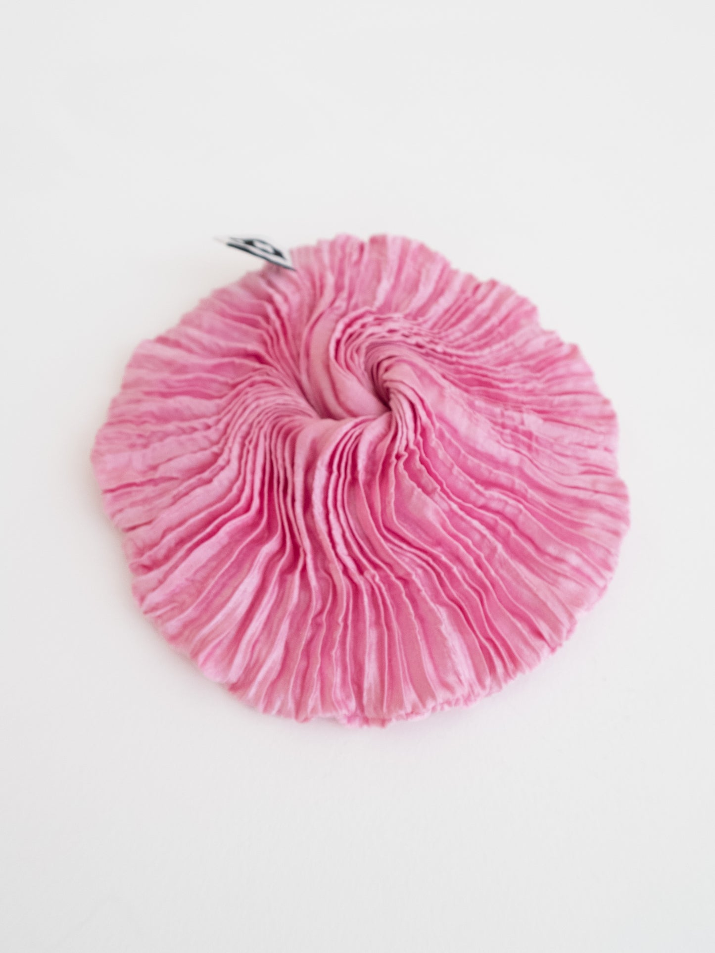 Plissé Silk Scrunchie - Bright Pink