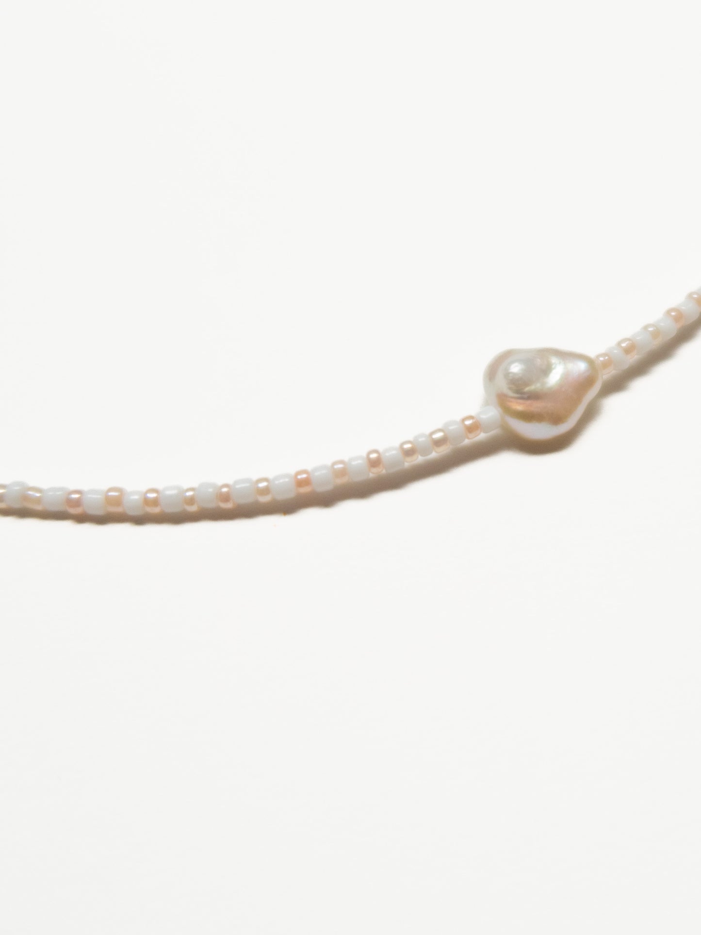 Somos Como Niños Necklace - Peach & White