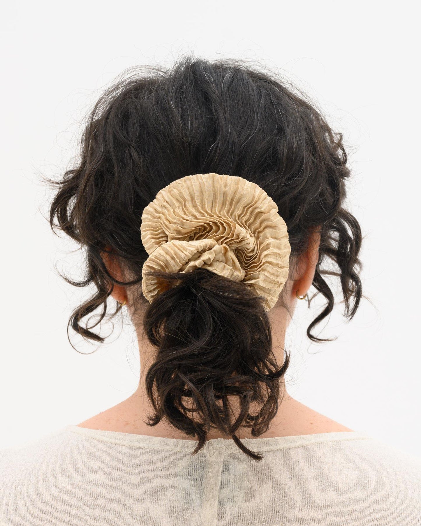 Plissé Silk Scrunchie - Beige