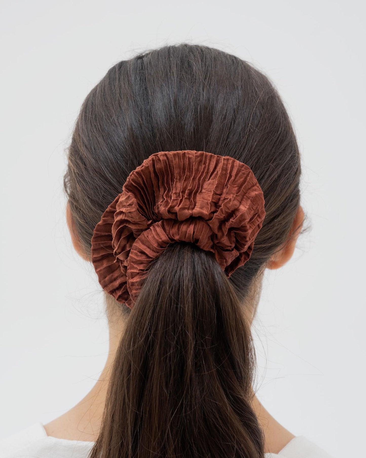 Plissé Silk Scrunchie - Mahogony