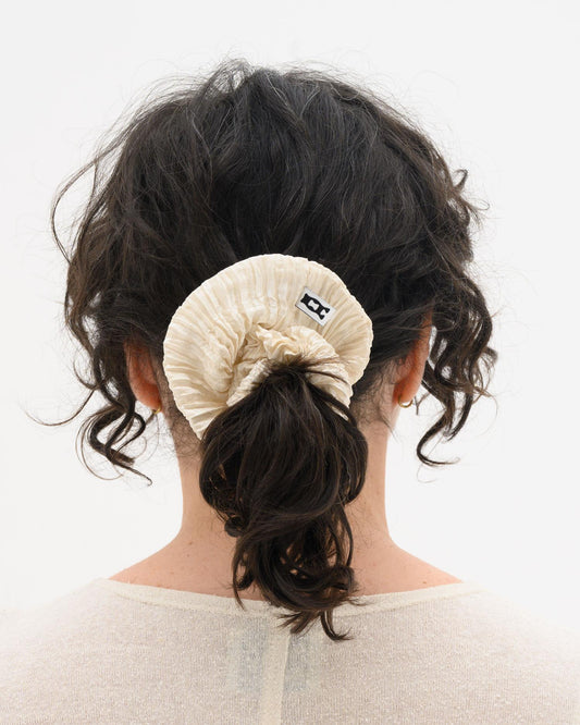 Plissé Silk Scrunchie - Off-White
