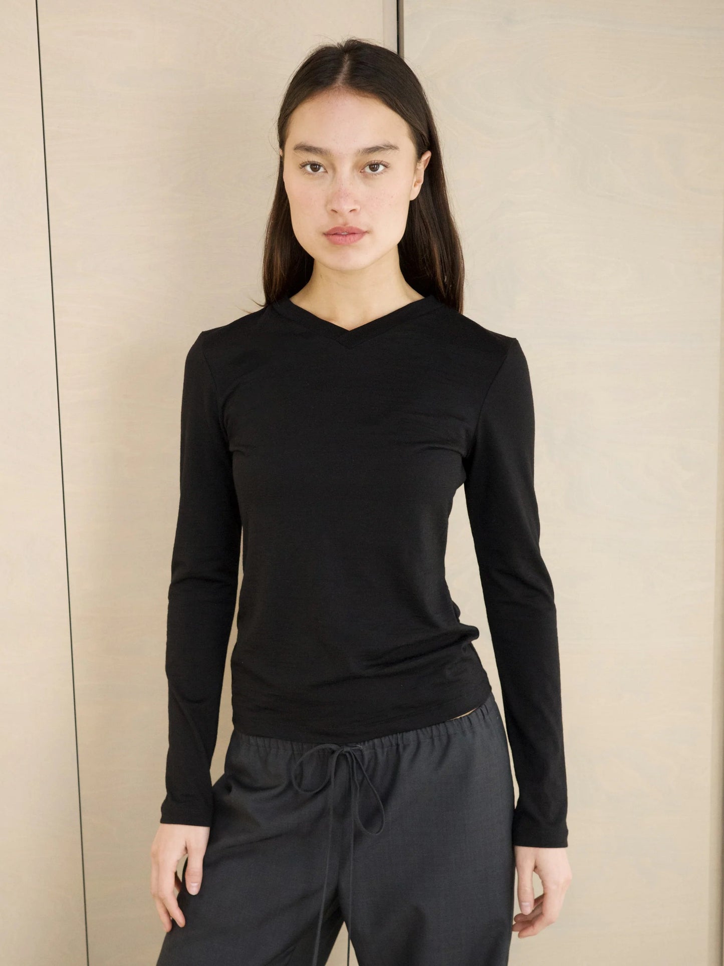 High V-Neck Long Sleeve - Black